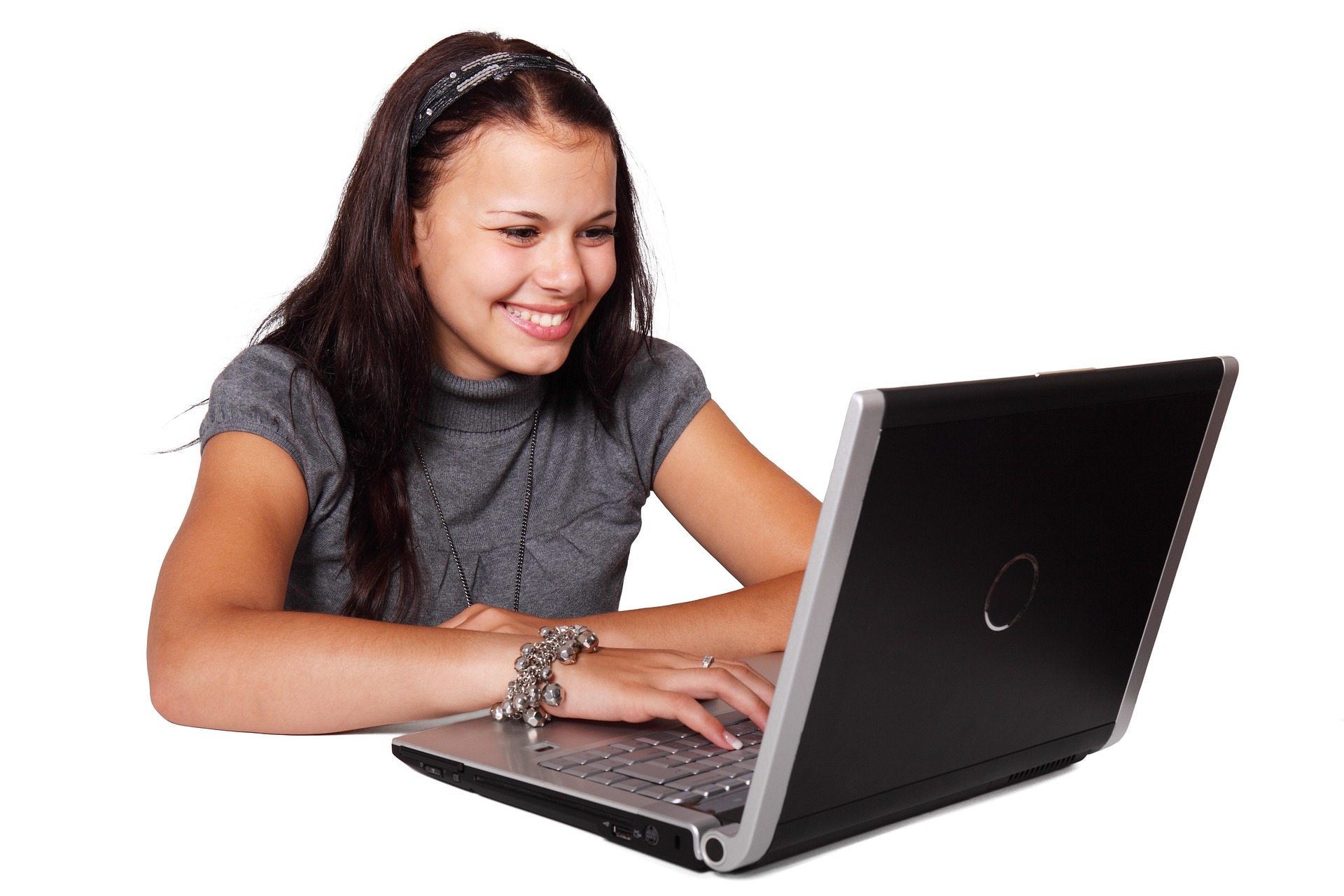Frau nutzt Laptop lächelnd.