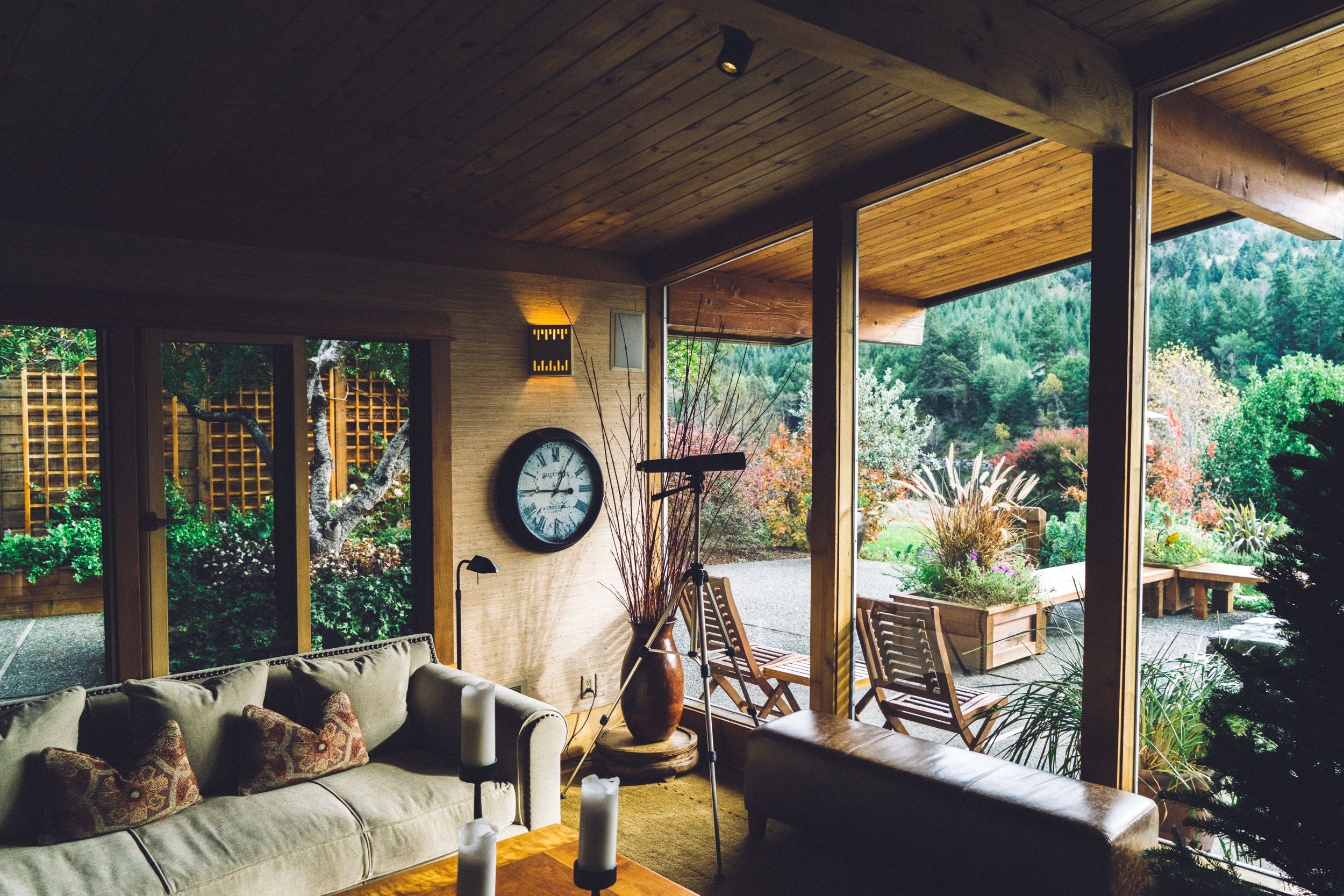 Gemütliches Wohnzimmer mit Gartenblick.
