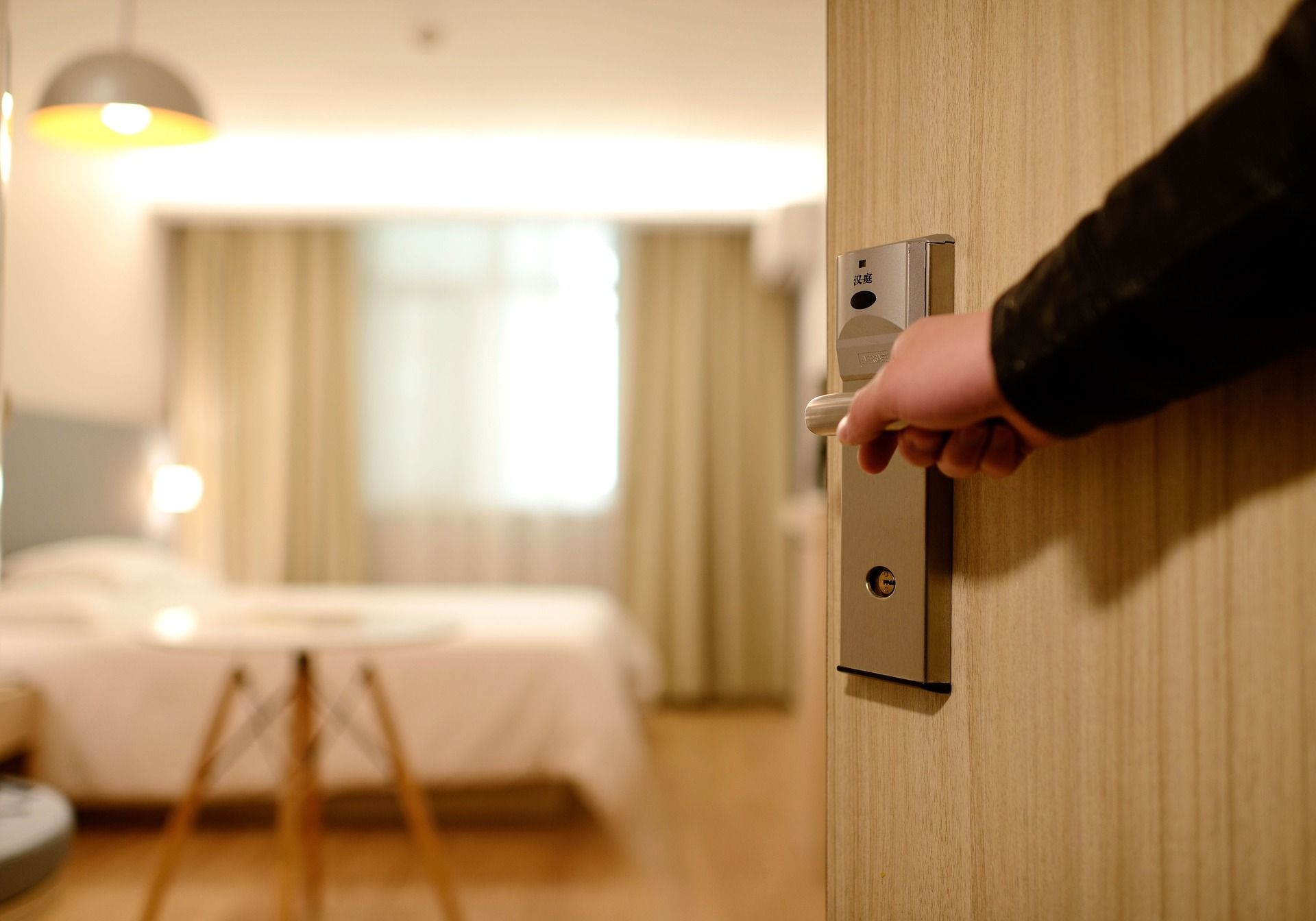 Person öffnet Hotelzimmertür